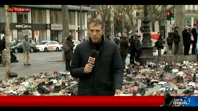 Vertice clima Parigi, vietati cortei: scarpe in piazza