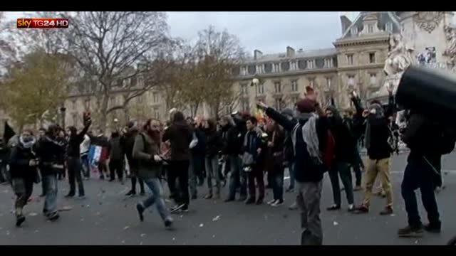 Corte non autorizzato Parigi, cariche della polizia