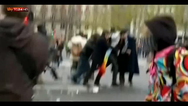 Parigi, scontri al corteo sul clima: cariche e lacrimogeni