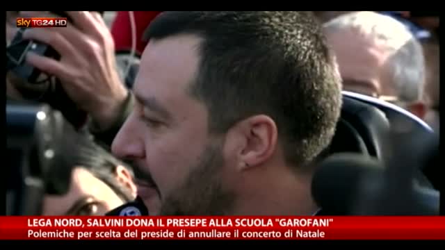 Lega Nord, Salvini dona il presepe alla scuola “Garofani”
