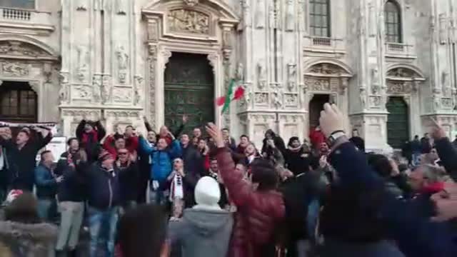 Verso Milan-Crotone: tifosi rossoblù in Duomo