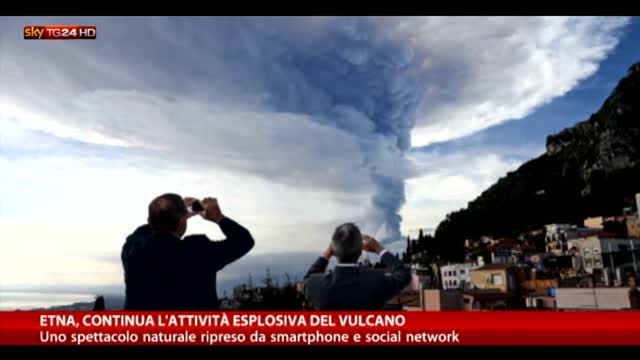 Etna, spettacolare attività esplosiva del vulcano