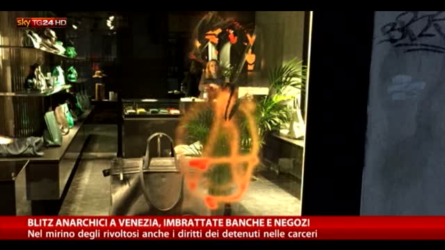 Blitz anarchici a Venezia, imbrattate banche e negozi