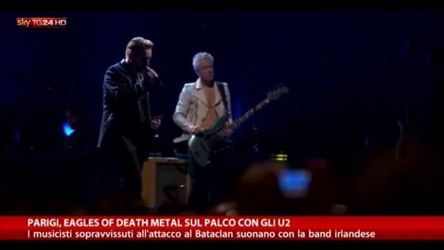 Parigi, Eagles of Death Metal sul palco con gli U2