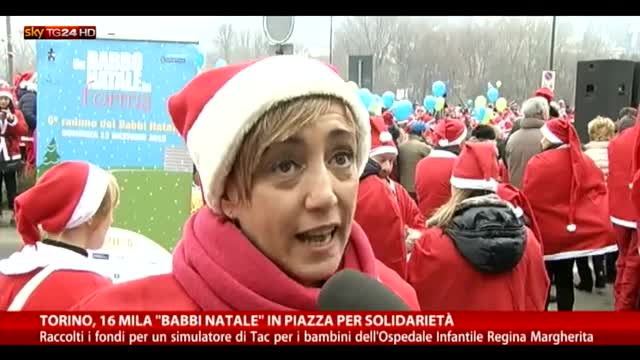 Torino, il più grande raduno d'Italia di Babbi Natale 
