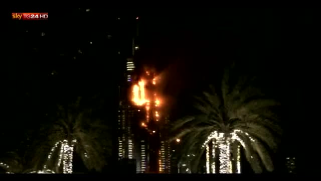 Dubai, grattacielo in fiamme durante preparativi Capodanno