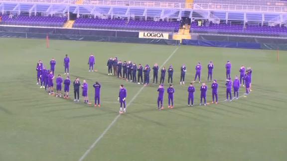 Fiorentina, i giocatori formano un cuore in campo