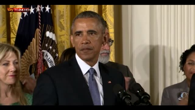 Obama: lobby delle armi non può tenere Usa in ostaggio