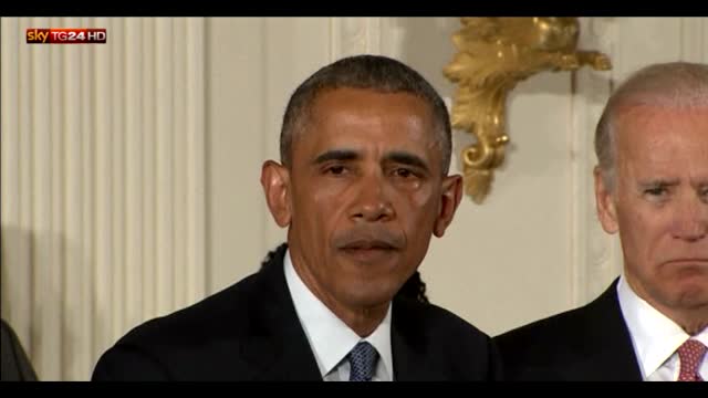 Obama in lacrime annuncia misure per limitare uso armi 