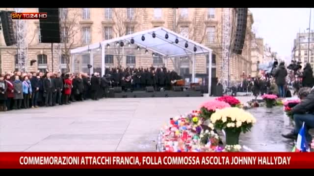 Parigi ricorda le sue vittime, Hallyday canta e commuove