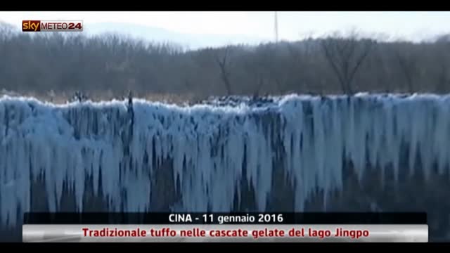 Salto dalle cascate gelate in Cina