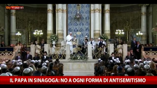 Il Papa in sinagoga: no ad ogni forma di antisemitismo