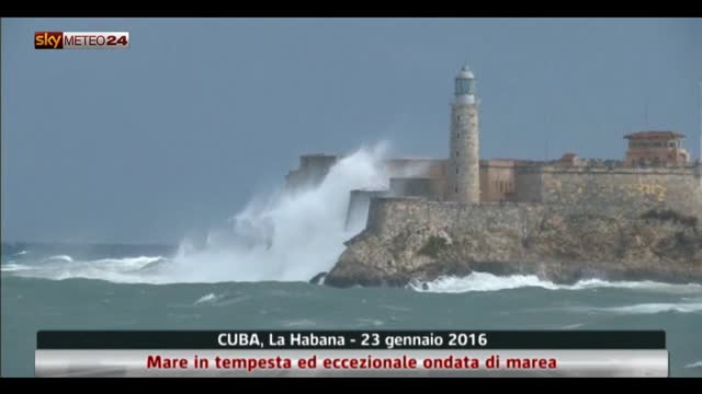 L'oceano in tempesta inonda le vie de La Habana
