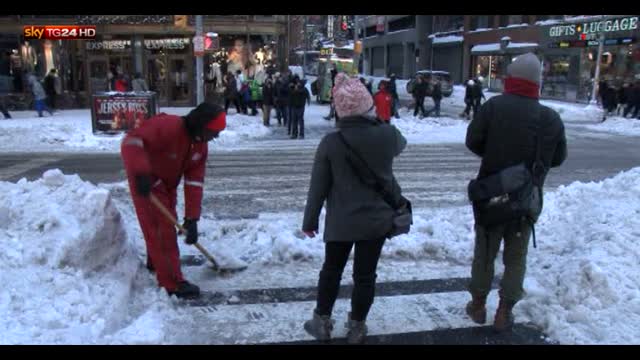 Tempesta di neve, a New York riaprono le strade