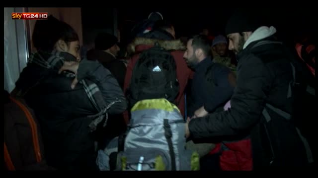 Frontiere aperte in Macedonia ma vessazioni sui migranti