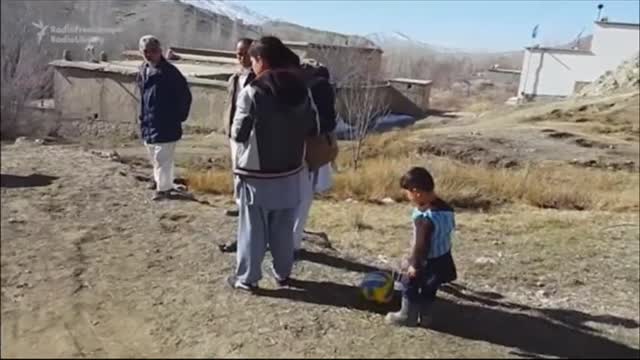 Murtaza, piccolo afgano con la maglia di plastica di Messi