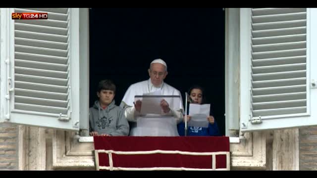 Bambini accanto al Papa all'angelus: sei nostro capotreno