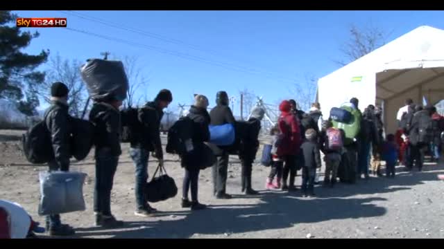 La lunga attesa per i profughi bloccati in Grecia