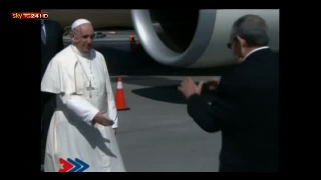 Il Papa accolto da Raul Castro all'aeroporto de L'Avana