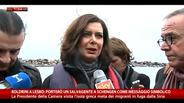 Migranti, Boldrini a Lesbo: porterò salvagente a Schengen