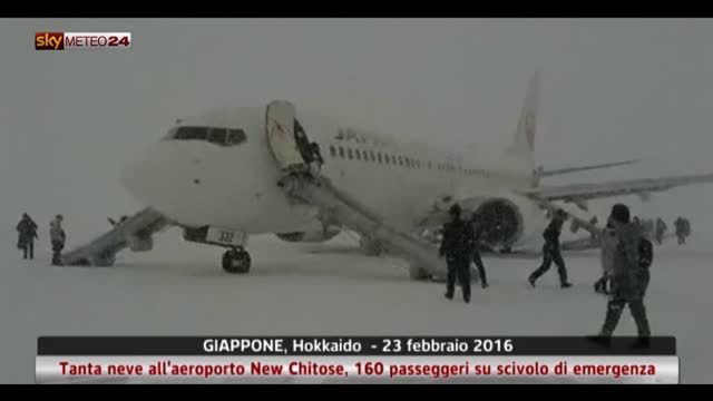 Neve ad Hokkaido, uscita di emergenza dall'aereo