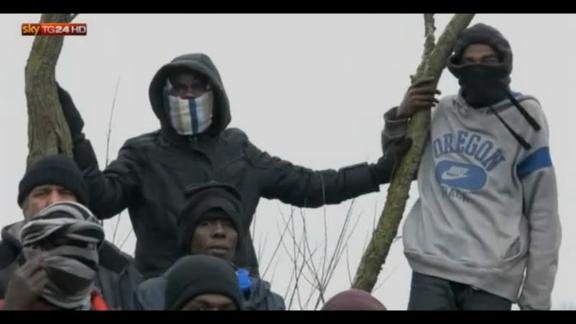 Migranti, rinviato lo sgombero della Jungle di Calais