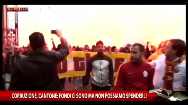 Roma, tifosi Galatasaray lanciano bombe carta in centro