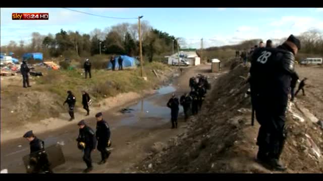 Tensione durante lo sgombero della Jungle di Calais