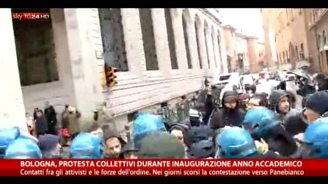 Bologna, protesta collettivi a inaugurazione anno accademico