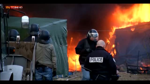 Alta tensione nella Jungle di Calais, sgombero sospeso