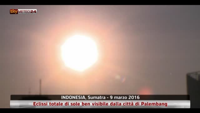Indonesia, lo spettacolo dell'eclissi totale di sole: video