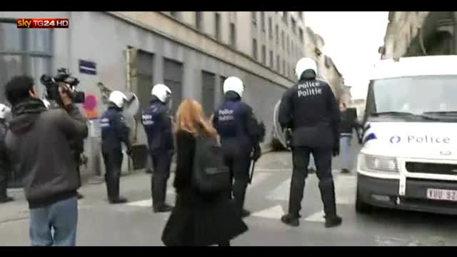 Bruxelles, tensioni e arresti ai cortei di Molenbeek
