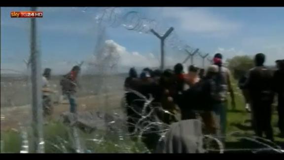Idomeni, scontri e feriti tra migranti e polizia macedone