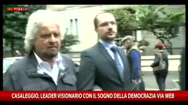 Beppe Grillo alla camera ardente di Casaleggio