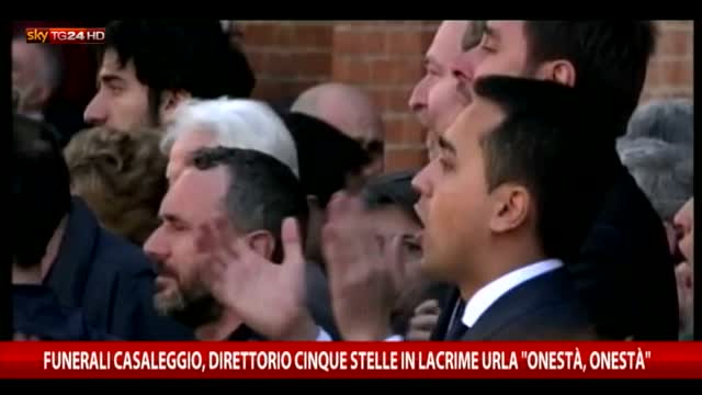 Funerali Casaleggio, folla e direttorio M5S gridano "onestà"