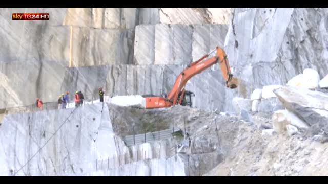 Carrara, due operai travolti da frana in una cava