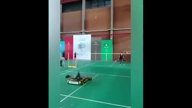 Anche i robot giocano al volano