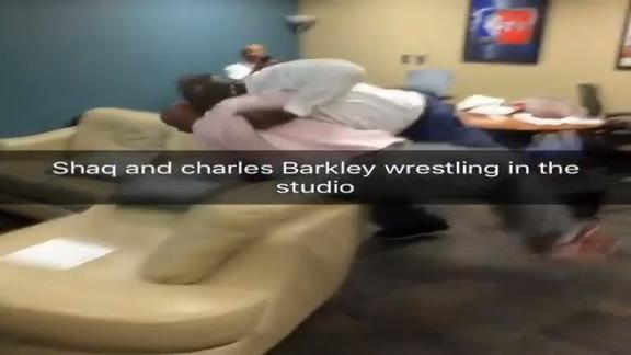 Shaq-Barkley, pesi massimi in lotta in uno studio tv