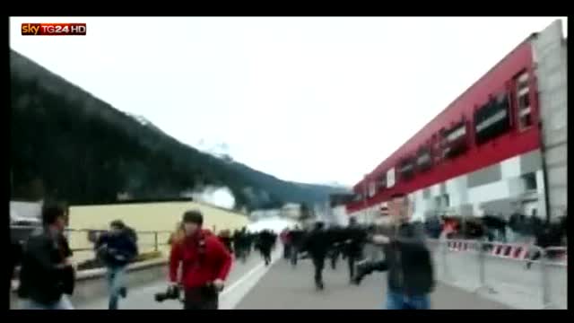 Brennero, le immagini degli scontri alla stazione: VIDEO