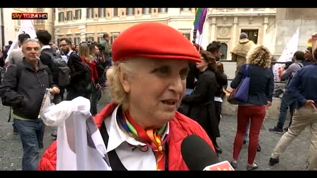 Unioni civili, fuori da Montecitorio la festa arcobaleno 