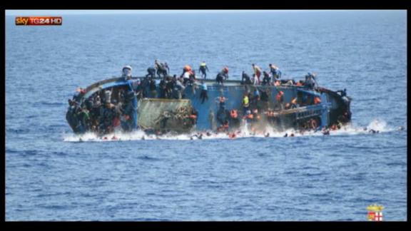 Migranti, barcone affonda al largo della Libia