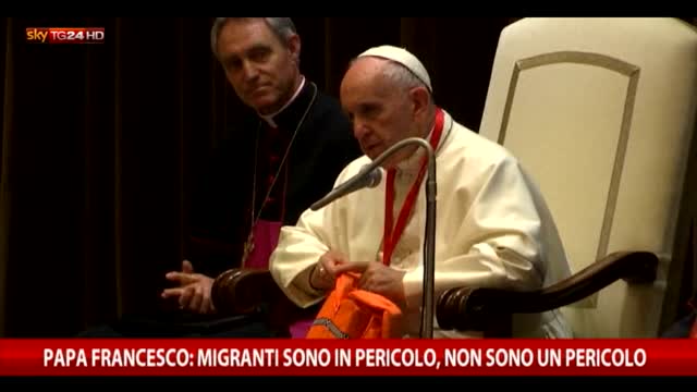 Migranti, Papa mostra giubbotto salvataggio di una vittima