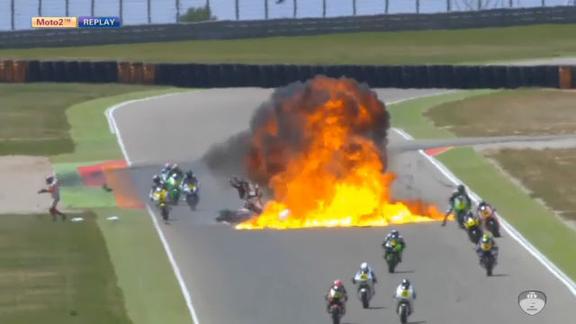 Moto in fiamme ad Aragon, spaventoso incidente