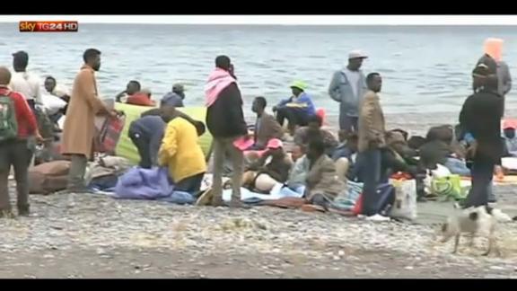 Migranti a Ventimiglia, ora sono sulla spiaggia