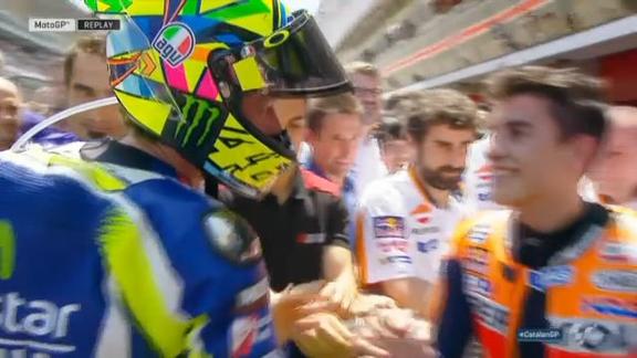 Rossi-Marquez, una stretta di mano che fa bene allo sport
