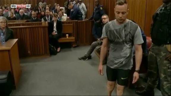 Omicidio Reeva, Pistorius cammina in aula senza protesi