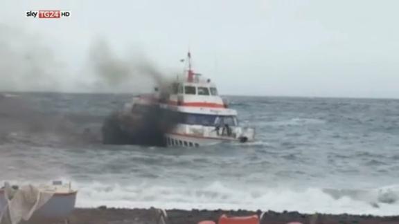 Paura a Stromboli, aliscafo contro banchina: video