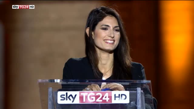 Roma, Raggi a Sky TG24 risponde alla domanda sul suo reddito
