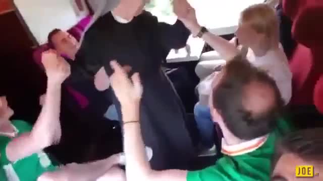 Una suora è in treno, gli irlandesi cantano il Padre Nostro