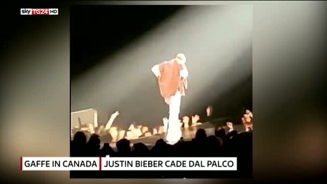 Gaffe dal Canada, Justin Bieber cade dal palco 